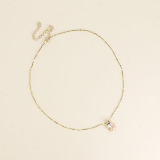 Collier orné de cristaux de Swarovski®. - Longueur de chaîne : 38+7 cm - Dimensions du cristal : 10 x 10 mm - Golden shadow