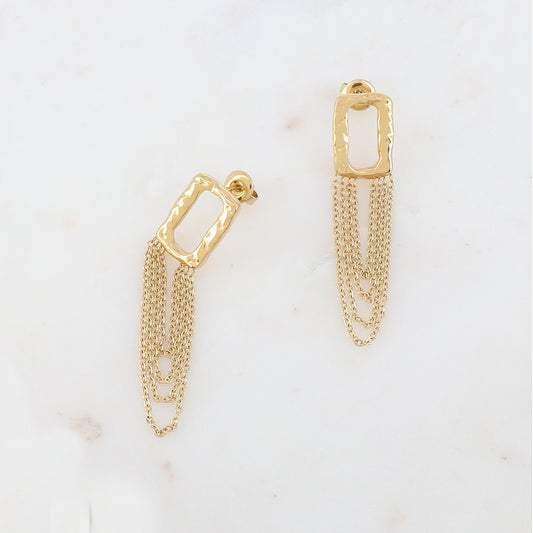 B.O à puce avec pièce géométrique martelée, chaînes pendantes 1,1 x 5 cm.