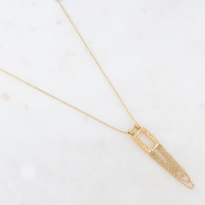 Collier doré composé d'un pendentif en forme géométrique et de chaînes 40+7 cm