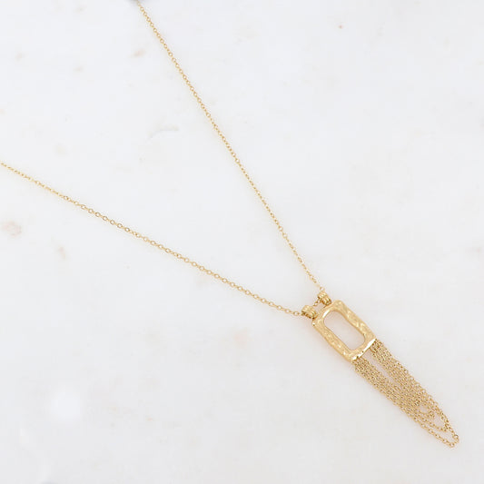 Collier doré composé d'un pendentif en forme géométrique et de chaînes 40+7 cm
