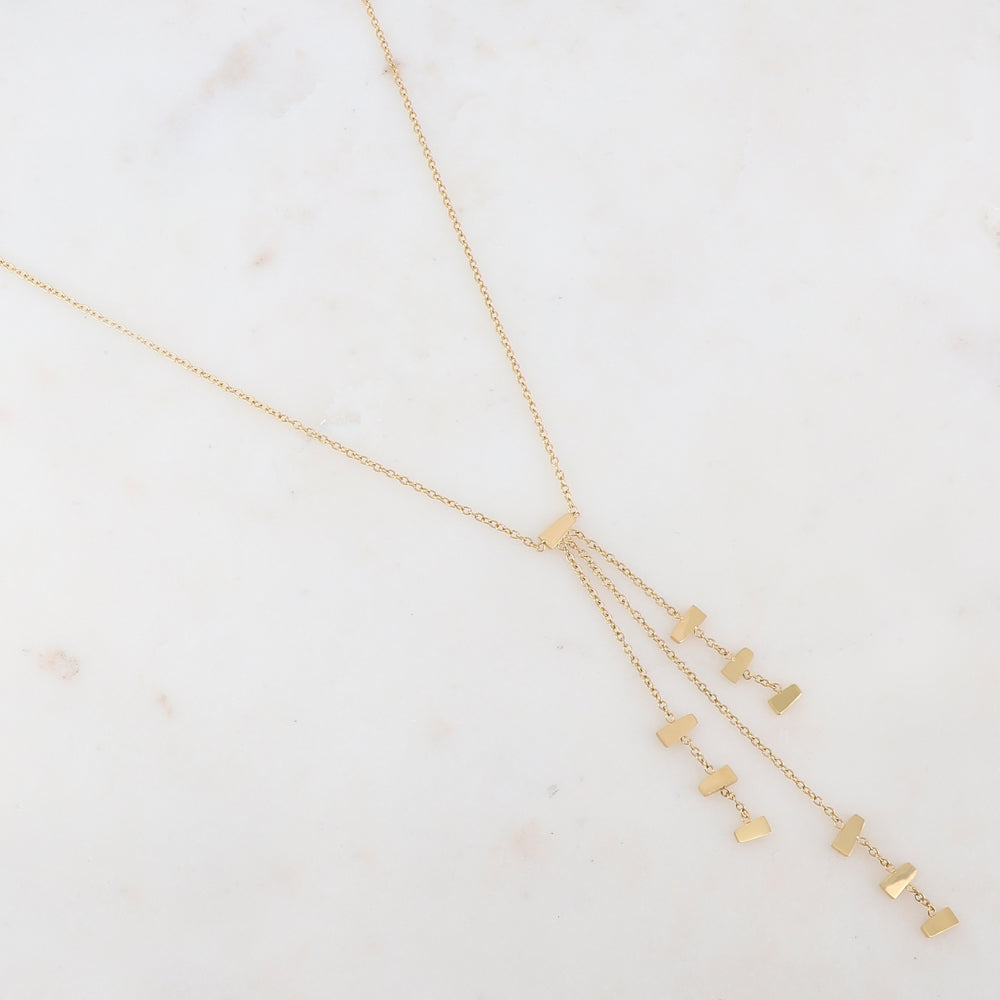 Collier doré avec un pendentif composé de 3 chaînes tombantes ornées de pampilles géométriques 38+7 cm
