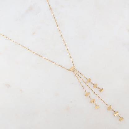 Collier doré avec un pendentif composé de 3 chaînes tombantes ornées de pampilles géométriques 38+7 cm