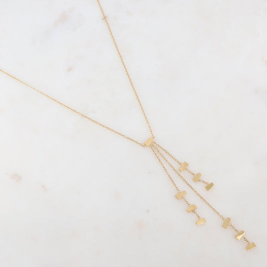 Collier doré avec un pendentif composé de 3 chaînes tombantes ornées de pampilles géométriques 38+7 cm