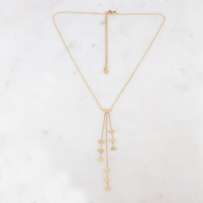 Collier doré avec un pendentif composé de 3 chaînes tombantes ornées de pampilles géométriques 38+7 cm