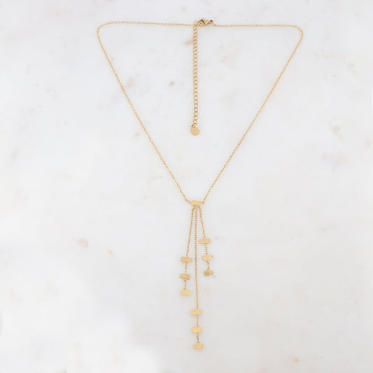 Collier doré avec un pendentif composé de 3 chaînes tombantes ornées de pampilles géométriques 38+7 cm