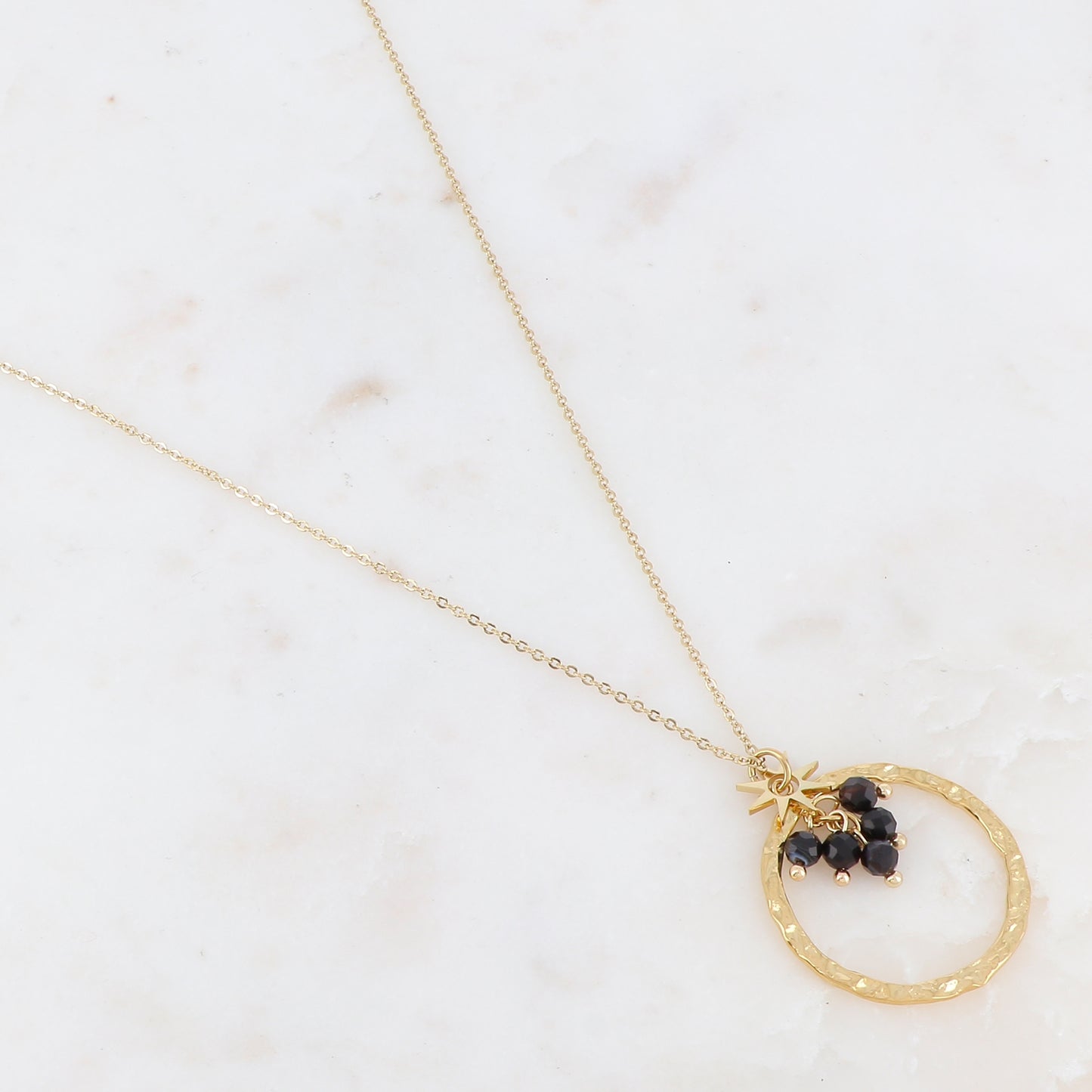 Collier doré composé d'un anneau martelé, d'une étoile et de pierres en agate noire 39,5+5 cm