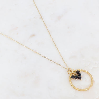 Collier doré composé d'un anneau martelé, d'une étoile et de pierres en agate noire 39,5+5 cm