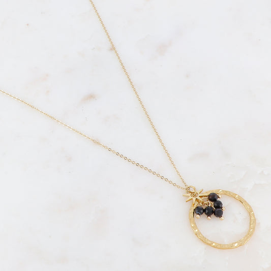 Collier doré composé d'un anneau martelé, d'une étoile et de pierres en agate noire 39,5+5 cm