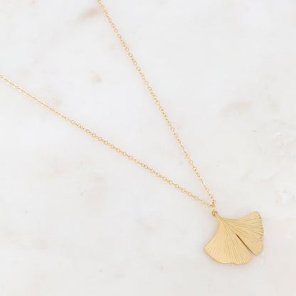 Collier doré composé d'un pendentif en feuille de ginkgo 40+5 cm