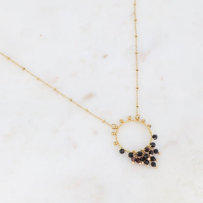 Collier composé d'un anneau doré et de perles en pierres naturelles agate noire 40+5 cm