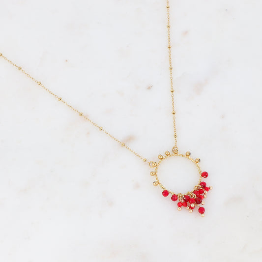 Collier composé d'un anneau doré et de perles en pierres naturelles corail végétal teinté 40+5 cm