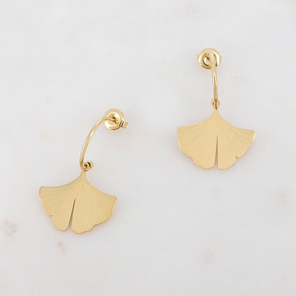 Créoles à puce avec feuille de ginkgo 2,1 x 3,2 cm.