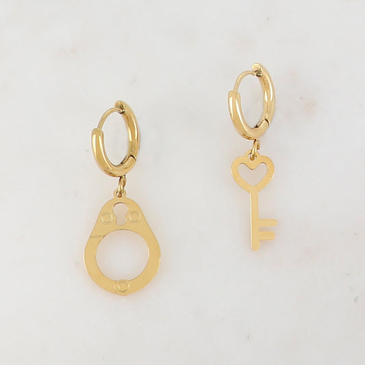 Créoles asymétriques avec menotte, et clé 1,2 x2,9 cm / 0,7 x 2,9cm