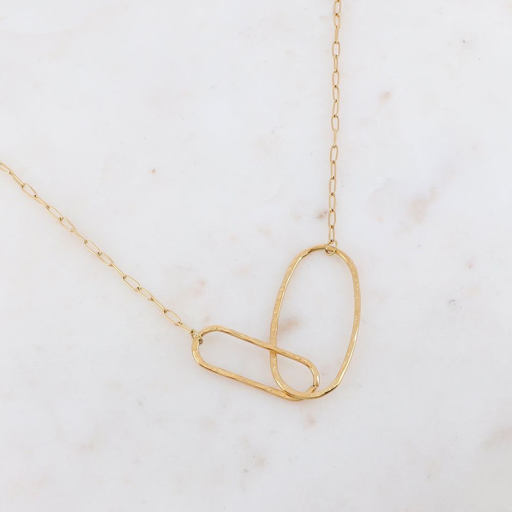 Collier doré avec anneaux effet martelé 40+5 cm