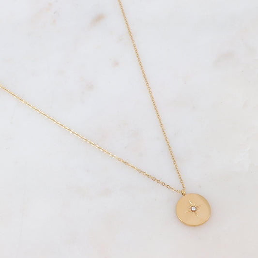 Collier doré composé d'une pièce ronde à motif étoile et ornée d'un strass 40+5 cm