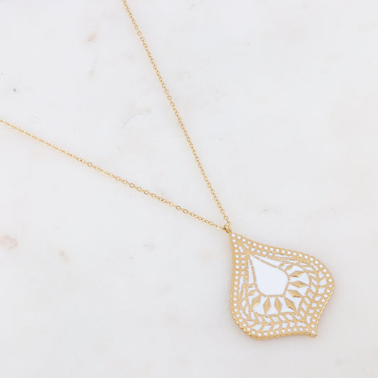 Collier doré avec une pièce graphique et géométrique émaillée blanche 50+5 cm