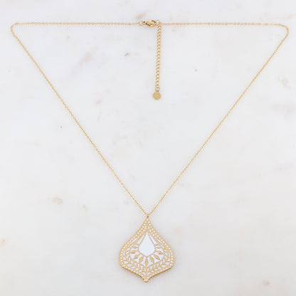 Collier doré avec une pièce graphique et géométrique émaillée blanche 50+5 cm