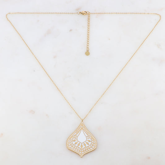 Collier doré avec une pièce graphique et géométrique émaillée blanche 50+5 cm