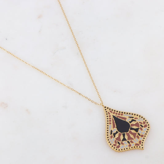 Collier doré avec une pièce graphique et géométrique émaillée noire 50+5 cm