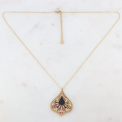 Collier doré avec une pièce graphique et géométrique émaillée noire 50+5 cm