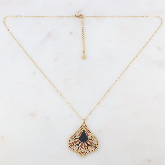 Collier doré avec une pièce graphique et géométrique émaillée noire 50+5 cm