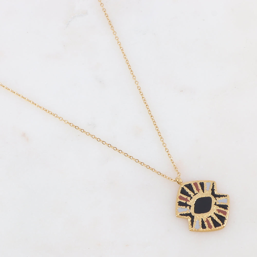 Collier doré avec une pièce graphique émaillée noire 40+5 cm