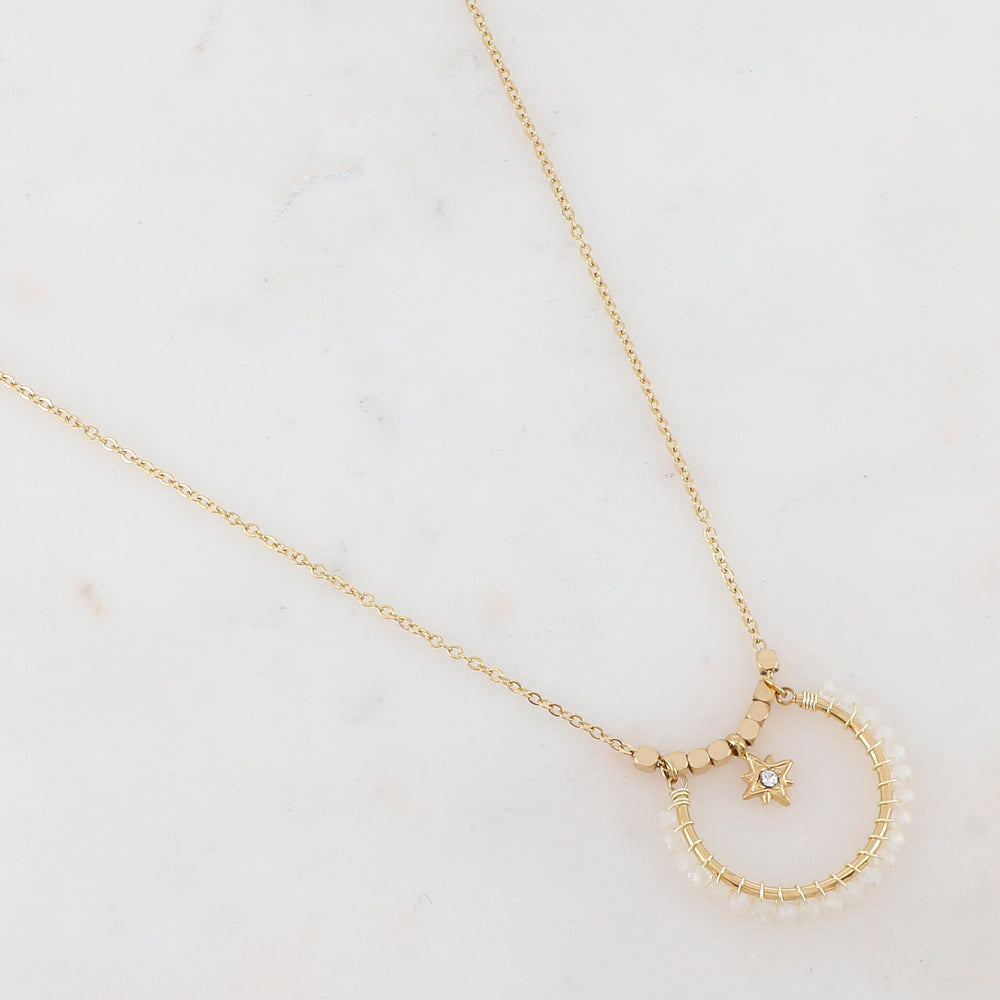 Collier doré composé de perles en pierre Agate blanche et d'une pampille avec une étoile ornée d'un strass blanc 42+5 cm