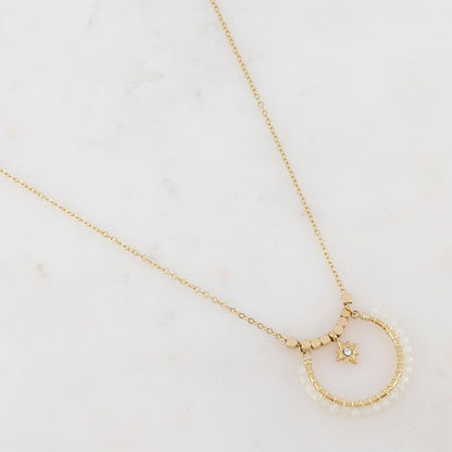 Collier doré composé de perles en pierre Agate blanche et d'une pampille avec une étoile ornée d'un strass blanc 42+5 cm