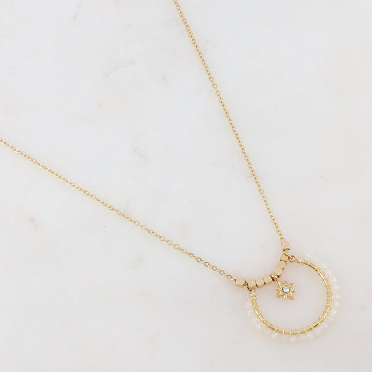 Collier doré composé de perles en pierre Agate blanche et d'une pampille avec une étoile ornée d'un strass blanc 42+5 cm