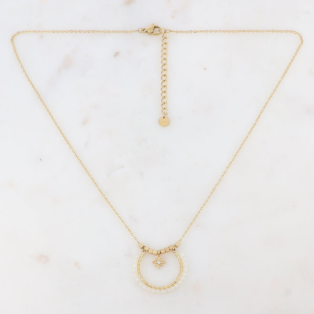 Collier doré composé de perles en pierre Agate blanche et d'une pampille avec une étoile ornée d'un strass blanc 42+5 cm