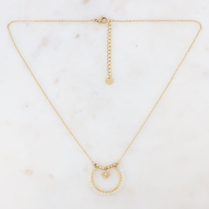 Collier doré composé de perles en pierre Agate blanche et d'une pampille avec une étoile ornée d'un strass blanc 42+5 cm
