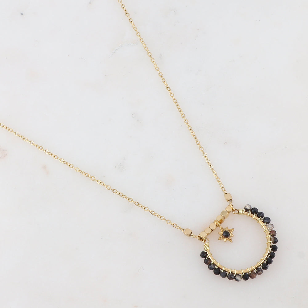 Collier doré composé de perles en pierre agate noire et d'une pampille avec une étoile ornée d'un strass noir 42+5 cm