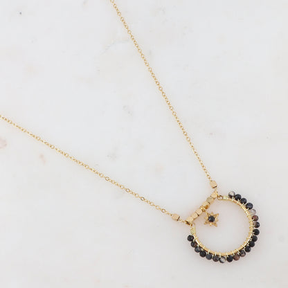 Collier doré composé de perles en pierre agate noire et d'une pampille avec une étoile ornée d'un strass noir 42+5 cm