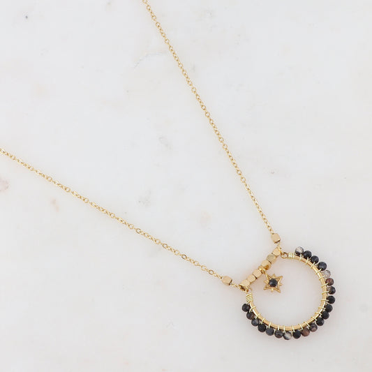 Collier doré composé de perles en pierre agate noire et d'une pampille avec une étoile ornée d'un strass noir 42+5 cm