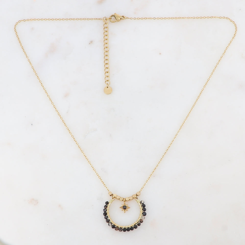 Collier doré composé de perles en pierre agate noire et d'une pampille avec une étoile ornée d'un strass noir 42+5 cm