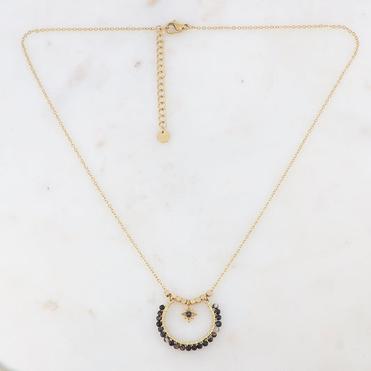 Collier doré composé de perles en pierre agate noire et d'une pampille avec une étoile ornée d'un strass noir 42+5 cm