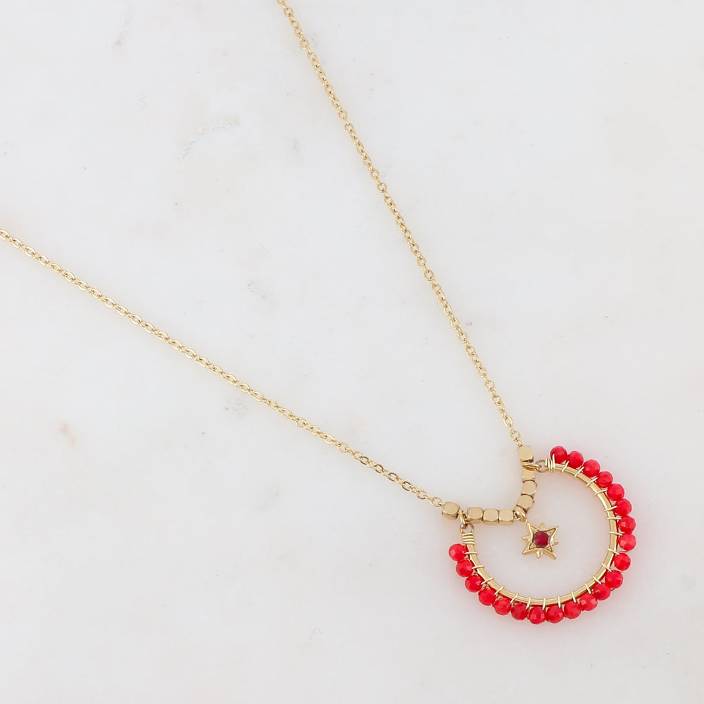 Collier doré composé de perles en pierre Corail végétal teinté et d'une pampille avec une étoile ornée d'un strass rouge 42+5 cm