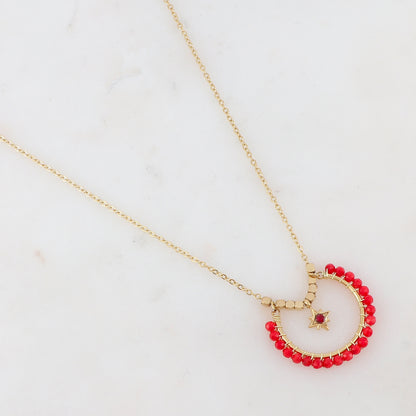 Collier doré composé de perles en pierre Corail végétal teinté et d'une pampille avec une étoile ornée d'un strass rouge 42+5 cm