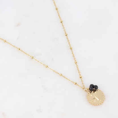 Collier doré avec 3 petites perles en pierre naturelle agate noire et pampille graphique 41+5 cm