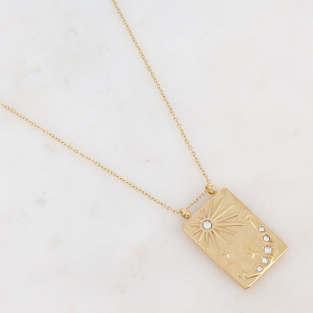 Collier doré avec une pampille rectangulaire ornée d'étoile, d'un soleil et d'une lune et de strass blancs 40+5 cm