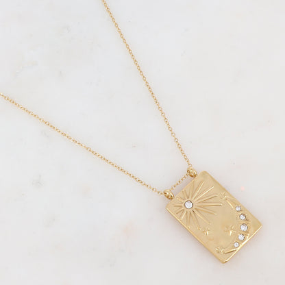 Collier doré avec une pampille rectangulaire ornée d'étoile, d'un soleil et d'une lune et de strass blancs 40+5 cm