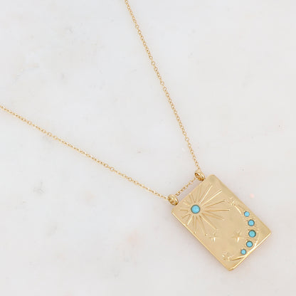 Collier doré avec une pampille rectangulaire ornée d'étoile, d'un soleil et d'une lune et de strass turquoises(40+5CM)