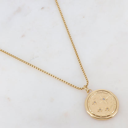 Collier doré avec une pièce ronde dorée ornée d'étoiles et de strass blancs 50+5 cm