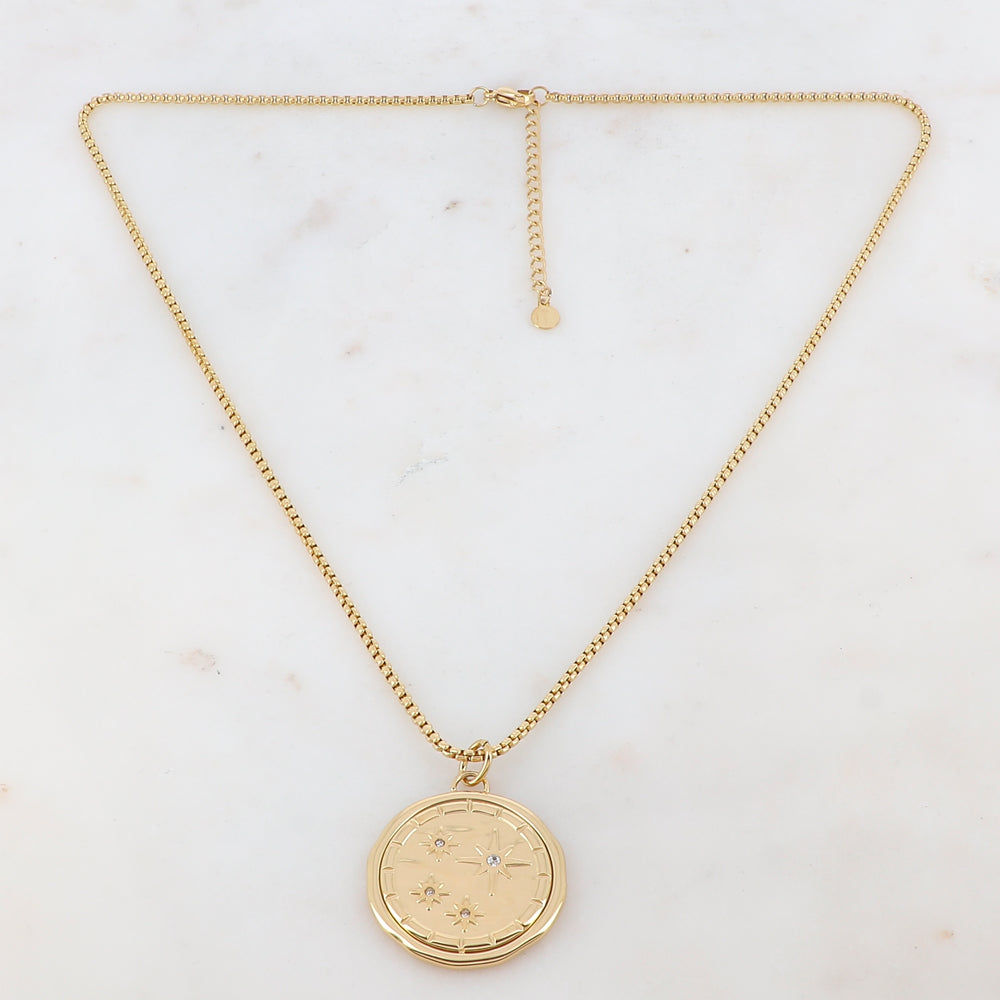 Collier doré avec une pièce ronde dorée ornée d'étoiles et de strass blancs 50+5 cm