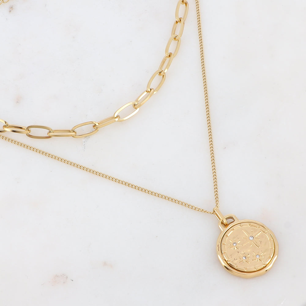 Collier double rangs doré avec une pièce ronde dorée ornée d'étoiles et de strass blancs 38/45+7 cm
