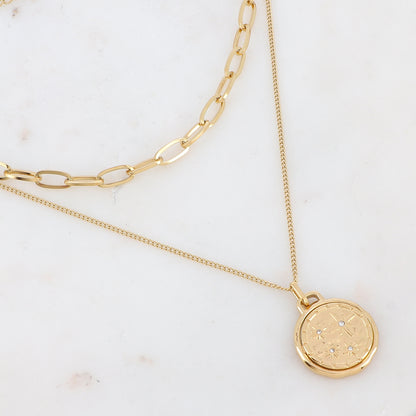 Collier double rangs doré avec une pièce ronde dorée ornée d'étoiles et de strass blancs 38/45+7 cm