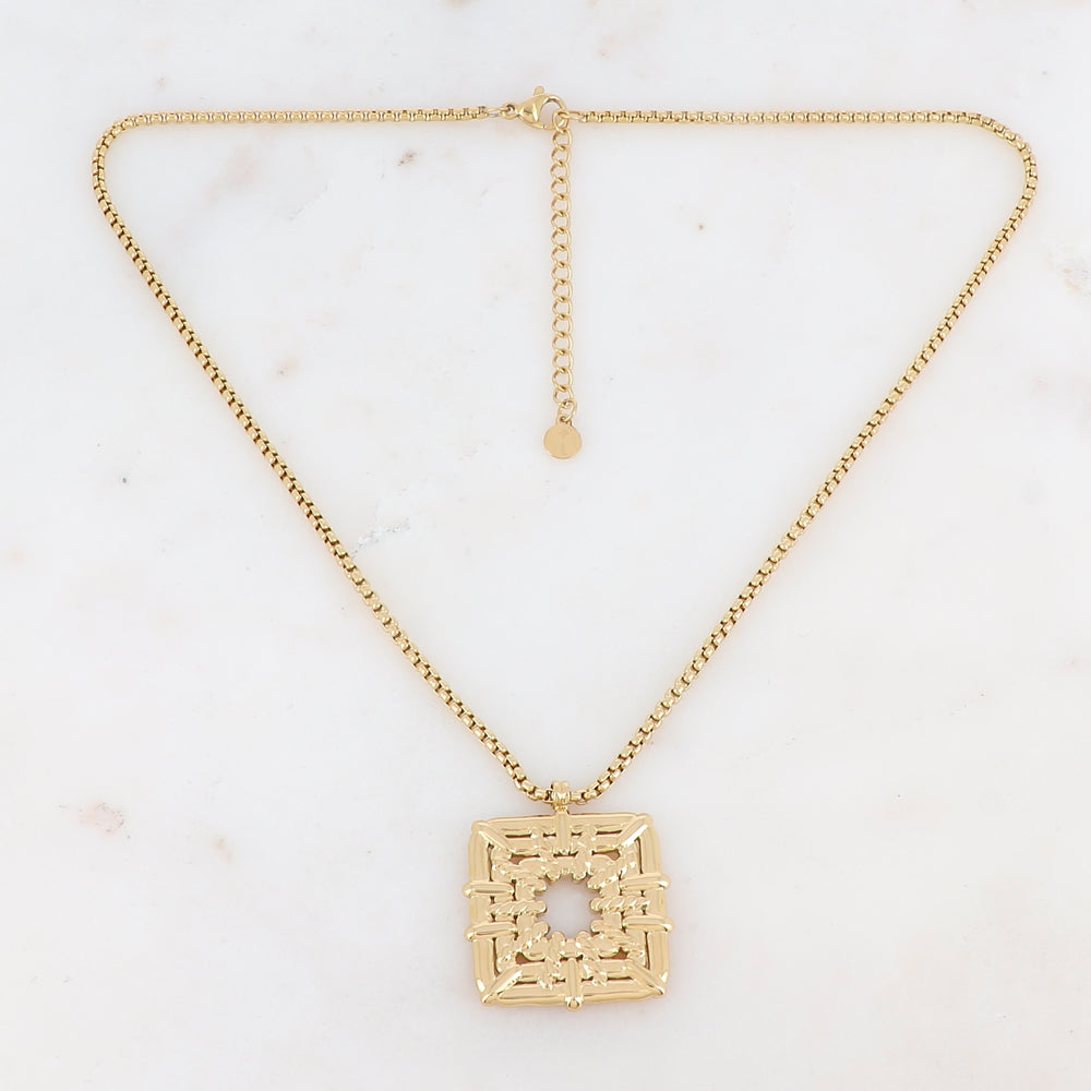 Collier doré avec une pampille carrée ajourée 40+5 cm