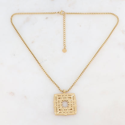 Collier doré avec une pampille carrée ajourée 40+5 cm