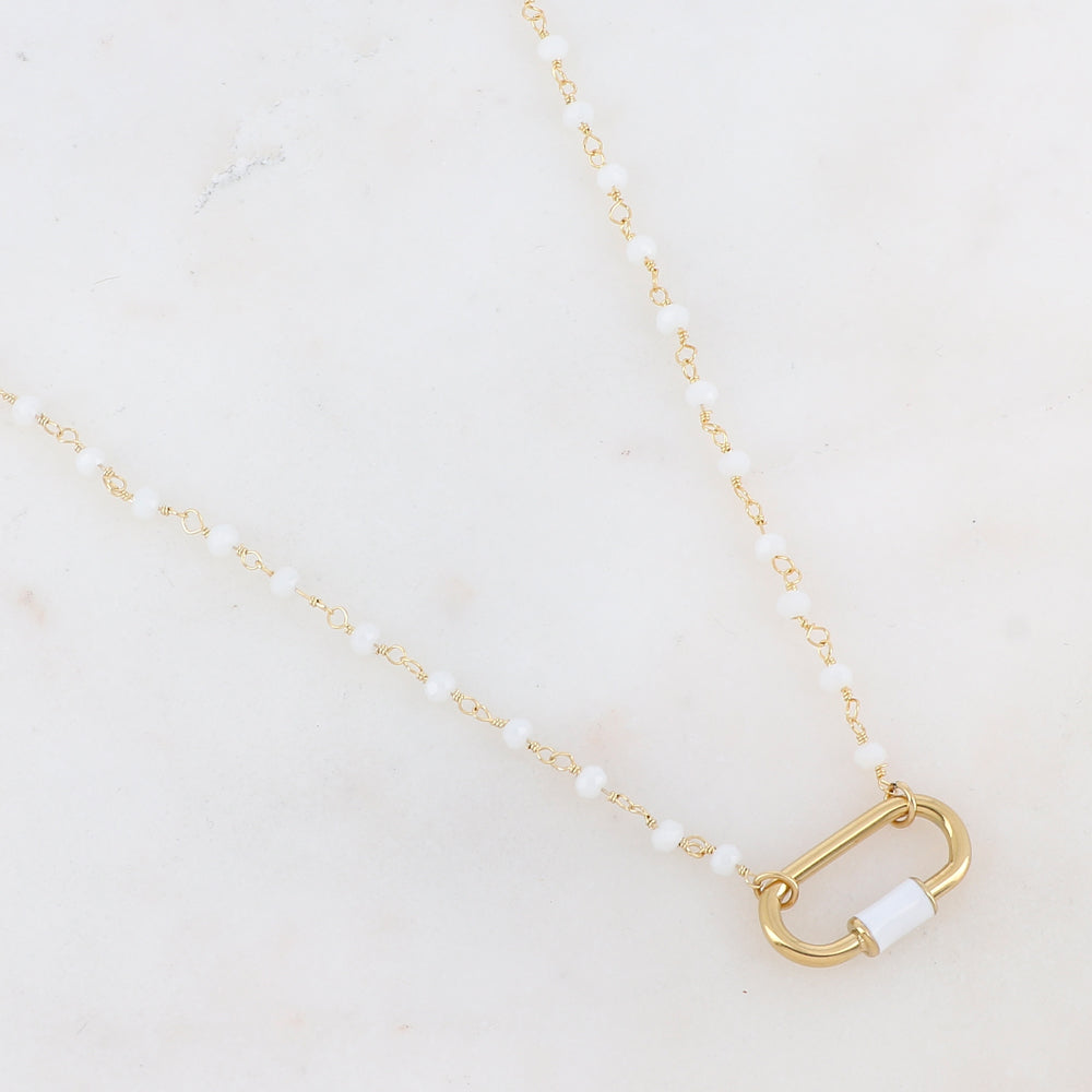 Collier doré avec perles en pâtes de verre blanches et un pendentif en anneau ovale embelli d'un email blanc 39,5+5 cm