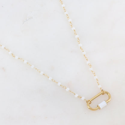 Collier doré avec perles en pâtes de verre blanches et un pendentif en anneau ovale embelli d'un email blanc 39,5+5 cm